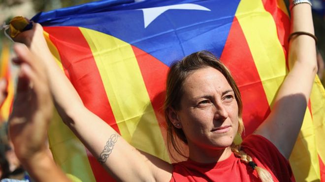 كتالونيا تعلن الانفصال عن إسبانيا، ومدريد تفرض الحكم المباشر على الإقليم _98506176_867013540