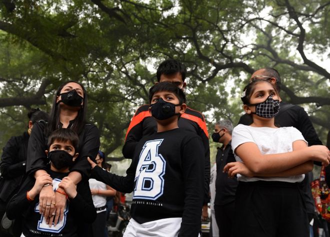 Индийские протестующие в защитных масках принимают участие в митинге, призывающем к немедленным действиям по ограничению загрязнения воздуха в Нью-Дели 6 ноября 2016 года