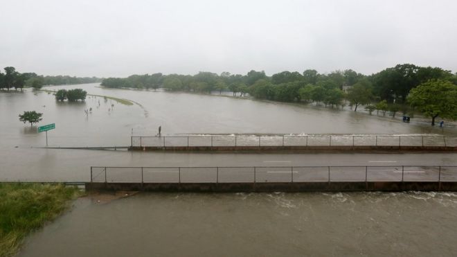 Брейс Байу наводнил после того, как проливные дожди обрушились на регион Хьюстон, понедельник, 18 апреля 2016 г.