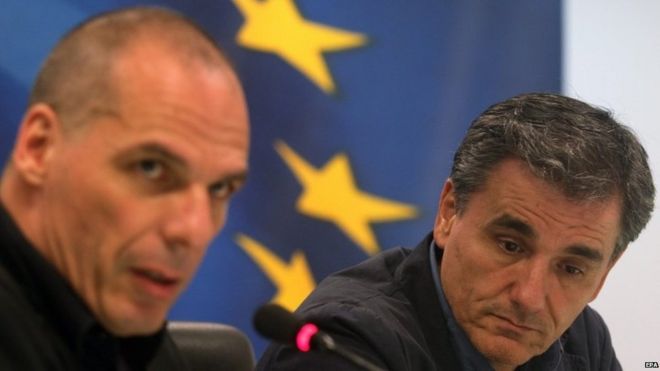 Уходящий министр финансов Греции Янис Варуфакис (слева) и новоназначенный министр финансов Греции Евклид Цакалотос (06 июля 2015 года)