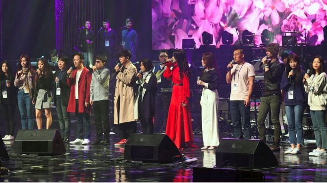 Южнокорейские музыканты репетируют для редкого концерта в Большом театре Восточного Пхеньяна на 1500 мест в Пхеньяне 1 апреля 2018 года