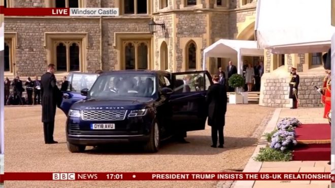 Снимок экрана: президент Трамп выходит из машины перед встречей с королевой
