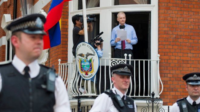 Assange Ekvador Büyükelçiliği balkonunda