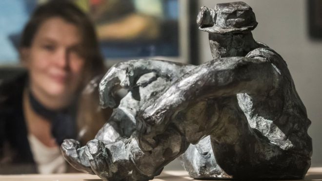 Сотрудник галереи Кэтрин Уилсон и бронзовая скульптура Алистера Брукса «Шахтер»