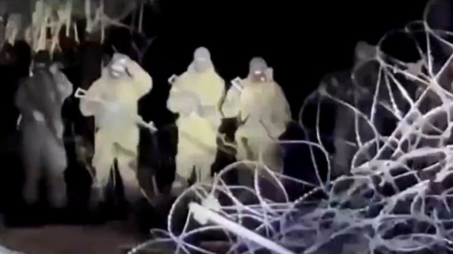 Белорусские солдаты на польской границе, где пытаются прорваться мигранты
