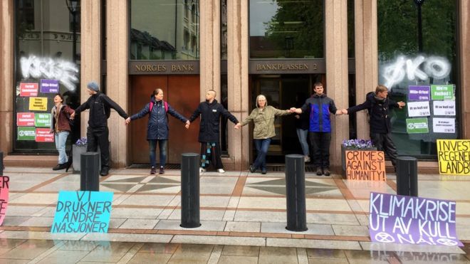 Протестующие против климата блокируют вход в центральный банк Норвегии