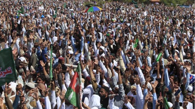 Активисты-исламисты выкрикивают лозунги о казни Мумтаза Кадри, когда они собираются в Лиакат-Баге Равалпинди перед тем, как отправиться в Исламабад.