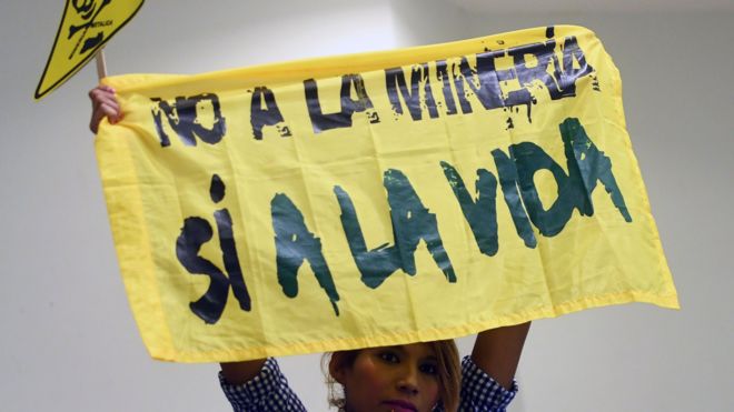 Manifestante contra la minería en El Salvador