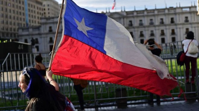 Mujer con una bandera chilena