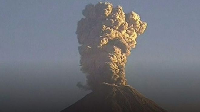 كاميرا لرصد نشاط بركان "كوليما" في المكسيك، توثق لحظة انفجار البركان، واندفاع الرماد منه لمسافة مترين ونصف.