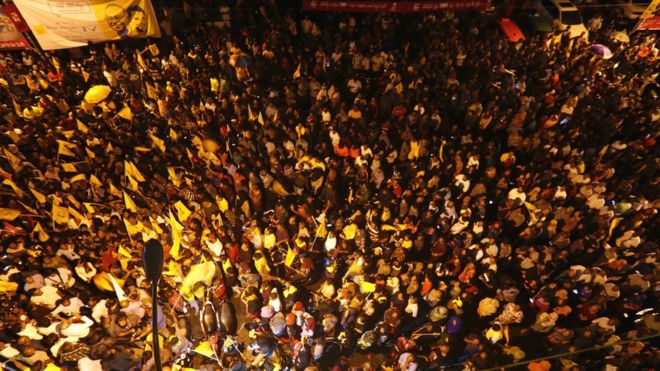 Сторонники оппозиционного кандидата в президенты Мальдивских островов Мохамеда Солиха празднуют Мале