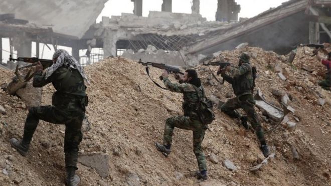 Солдаты сирийской армии в бою с повстанцами на линии фронта Рамуза, к востоку от Алеппо, 5 декабря 2016 года