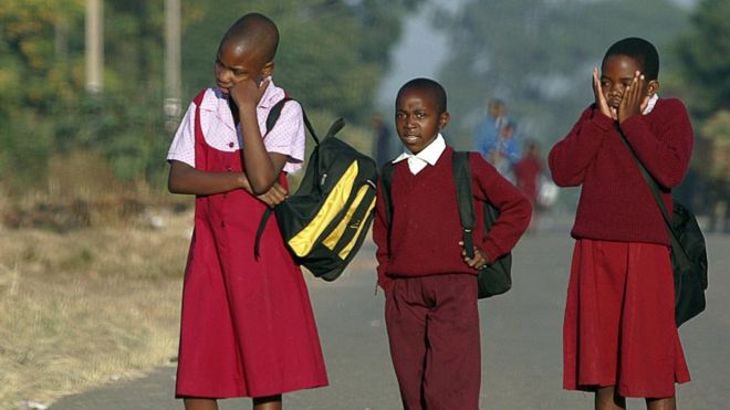 Дети по дороге в школу в Зимбабве - архив снимков