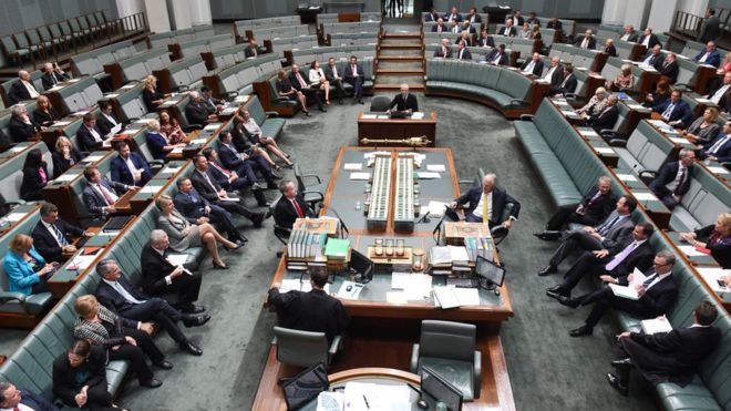 Члены парламента присутствуют на первом парламентском заседании 2016 года в здании парламента в Канберре