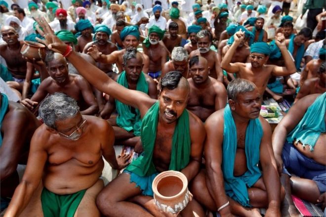 Фермеры из южного штата Тамилнад позируют наполовину побрившимися во время акции протеста с требованием от федерального правительства принять пакет мер по борьбе с засухой в Нью-Дели, Индия, 3 апреля 2017 г.