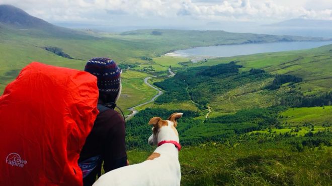 Крис Льюис и Джет с видом на пейзаж в Шотландии