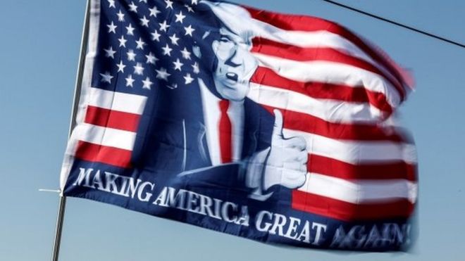 Bandeira com Donald Trump