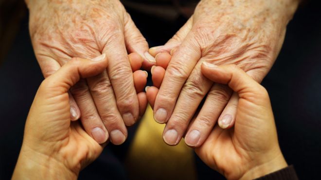 Руки пожилого человека
