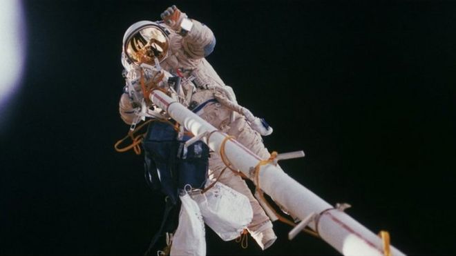 Эса космонавт Томас Райтер на выход в открытый космос