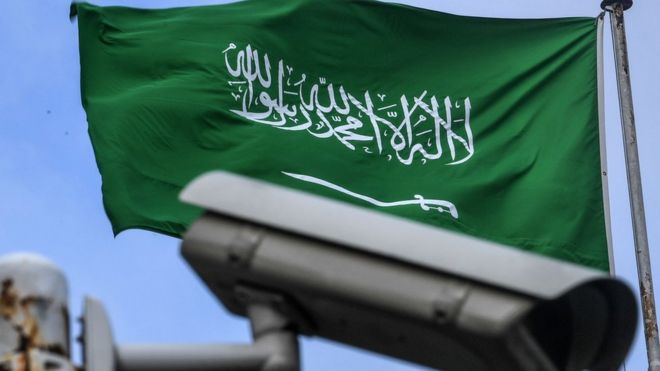 Флаг Саудовской Аравии развевается возле камеры видеонаблюдения на вершине консульства Саудовской Аравии в Стамбуле. 11 октября 2018 года