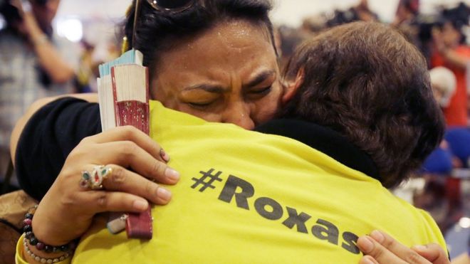 Сторонники Мар Роксас обнимаются, когда он признает свое поражение, на своей пресс-конференции в городе Кесон, Филиппины, 10 мая 2016 года