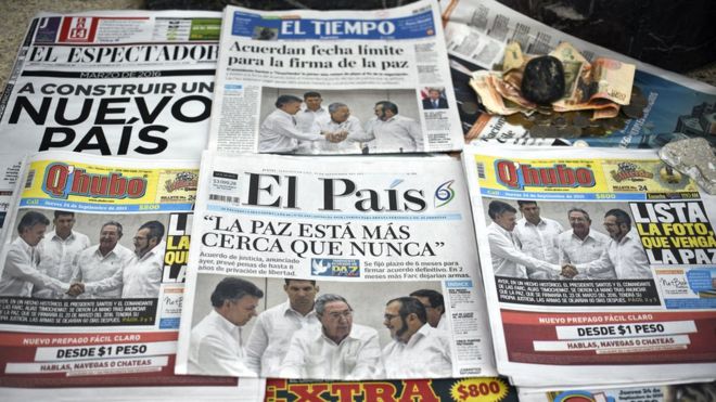 На первых полосах колумбийской газеты в Кали представлены фотографии соглашений, достигнутых между правительством и повстанцами Фарка на Кубе 24 сентября 2015 года.