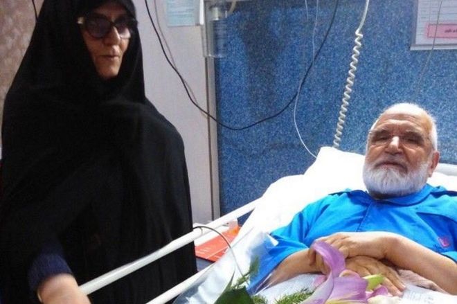 المعارض الإيراني مهدي كروبي ينقل إلى المستشفى عقب إضرابه عن الطعام _97419576_f3dc3be2-5808-4433-a2bf-51abbbfaba2d