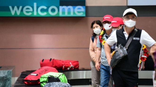 Du khách Hàn Quốc đến chờ lấy hành lý tại sân bay quốc tế Phú Quốc vào ngày 20 tháng 11 năm 2021. Đây là chuyến bay thí điểm chương trình Hộ chiếu vaccine của Việt Nam