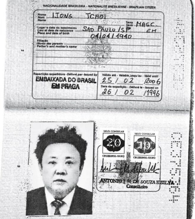 На фотокопии, полученной агентством Reuters, виден подлинно бразильский паспорт, выданный покойному северокорейскому лидеру Ким Чен Ир в 1996 году