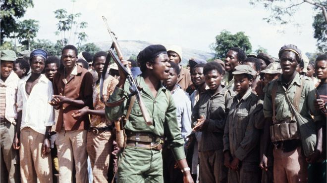 На снимке, сделанном 6 февраля 1980 года, изображены члены чернокожих националистических партизан Зимбабвийской африканской освободительной армии (Зала) во главе с Робертом Мугабе, которые проводят митинг в неизвестном месте в Зимбабве.