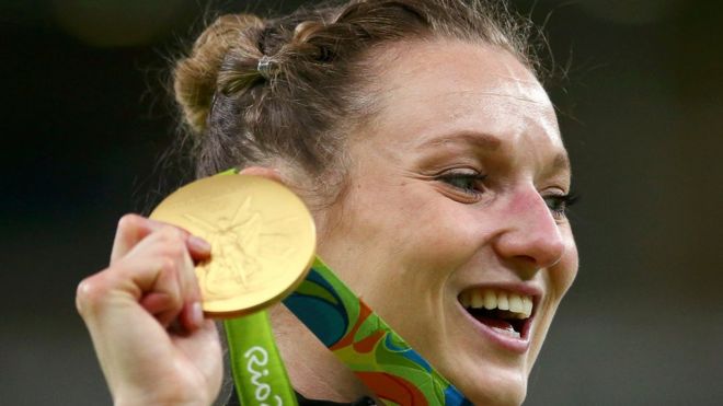 La gimnasta canadiense Rosannagh MacLennan celebra su medalla de oro