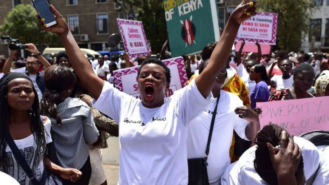 Активисты проводят демонстрацию перед парламентом в Найроби 8 февраля 2018 года, протестуя против недостаточного включения женщин, молодежи и инвалидов в число кандидатов, предложенных президентом Кении в его новый кабинет