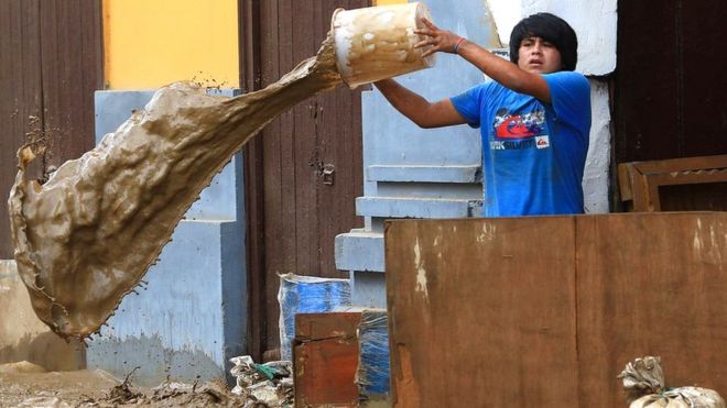 Poblador de Trujillo defiende su casa del huaico.