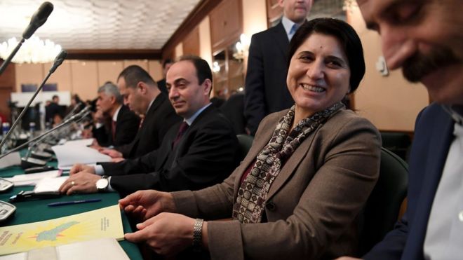 Ася Абдулла, лидер Курдской партии демократического единства (PYD), (в центре), улыбается, присутствуя на встрече курдских представителей из Турции, Сирии и Ирака в Москве 15 февраля 2017 года