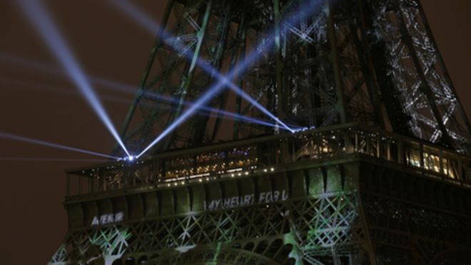 パリのエッフェル塔ではCOP21開催を歓迎するライトアップされた（29日）