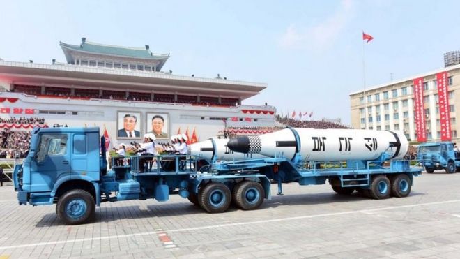 Ракета - Polaris корейских народов - показана через площадь Ким Ир Сена во время военного парада в Пхеньяне 16 апреля 2017 года