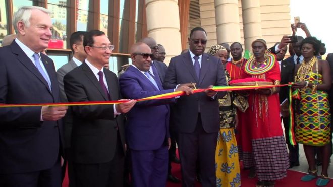 Президент Сенегала Маки Салл разрезает церемониальную ленту, чтобы открыть музей