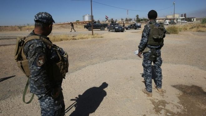 Иракские федеральные силы входят в нефтяное месторождение Бай Хасан, к западу от многоэтнического северного города Киркук (17 октября 2017 года)