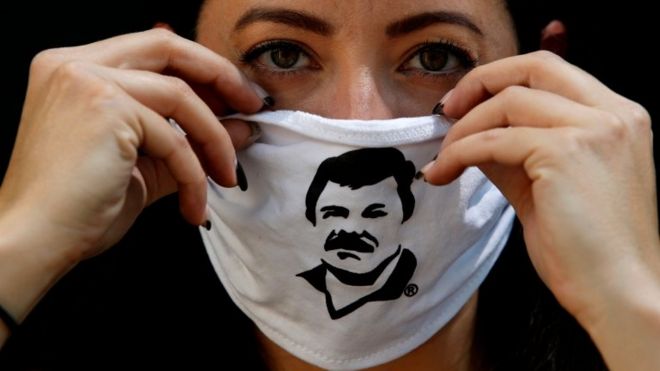 Tapaboca con el rostro del narcotraficante Joaquín "El Chapo" Guzmán.