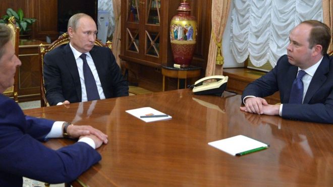 Президент России Владимир Путин (С) встречает Антона Вайно (справа), заменив Сергея Иванова (слева)