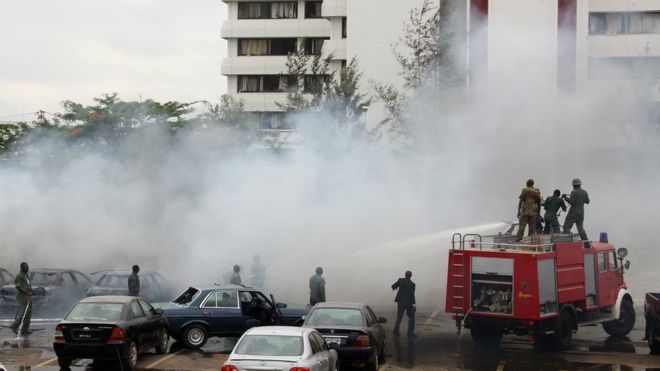 Пожарная машина на месте взрыва бомбы в штаб-квартире полиции в Абудже, Нигерия