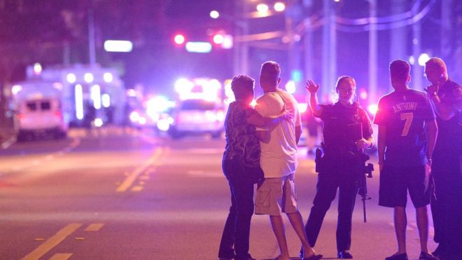 Familiares de asistentes a Pulse son atendidos por la policía