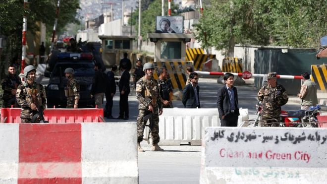 Афганские силы безопасности стоят на страже возле места взрыва в Кабуле 30 апреля 2018 года