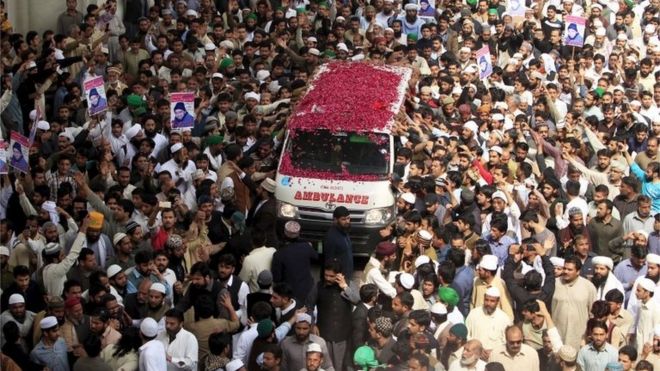 Сторонники Mumtaz Qadri принимают розовые пастели на машине скорой помощи, перевозящей тело Кадри на похороны в Равалпинди, Пакистан, 1 марта 2016 года.