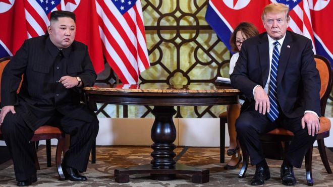 Президент США Дональд Трамп (справа) проводит встречу с лидером Северной Кореи Ким Чен Ыном