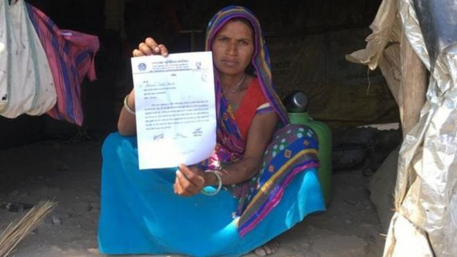 বিবিসিকে পুরসভার উচ্ছেদ নোটিশ দেখাচ্ছেন আহমেদাবাদের এক বস্তিবাসী