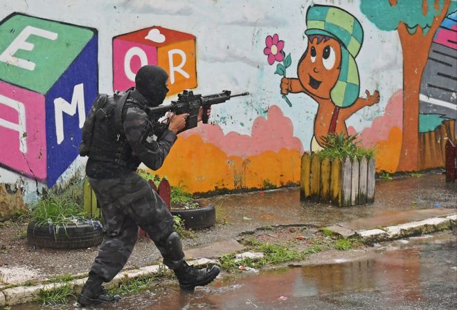 Militar de força especial na Vila Kennedy, no Rio