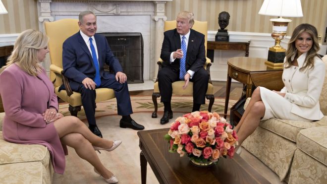 Президент США Дональд Трамп, премьер-министр Израиля Биньямин Нетаньяху, его жена Сара Нетаньяху и первая леди США Мелания Трамп сидят в Овальном кабинете Белого дома 15 февраля 2017 года