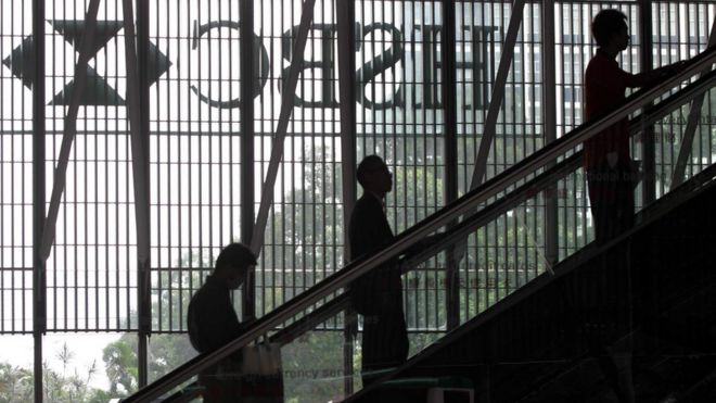 A filoe photo dated 12 May 2003 nshowing customers going up the escalator at the HSBC bank headquarters in Central, Hong Kong, China.