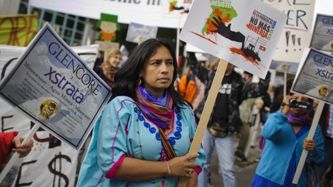 Колумбийка протестует против Гленкора в 2011 году в Швейцарии.